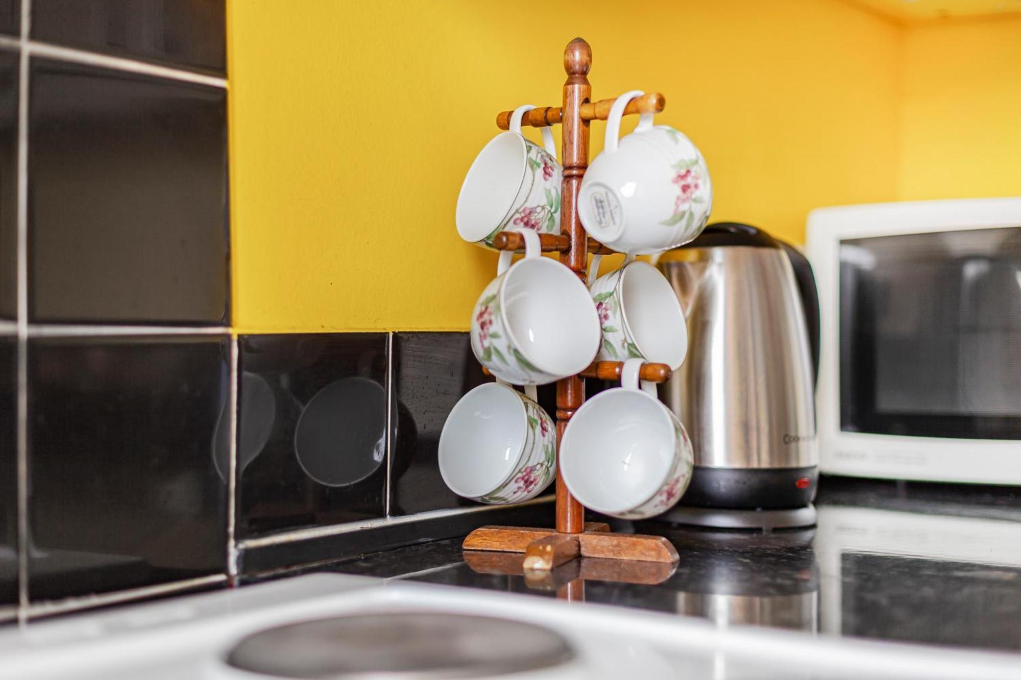 Elegant 1Br Flat With Balcony & City View, Walworth 런던 외부 사진